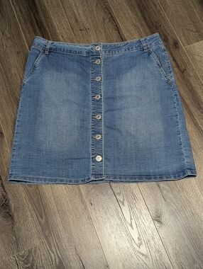 Artisan NY. Size 14 Denim Blue Button Down Skirt + Stretch . Medium Weight. GUC.